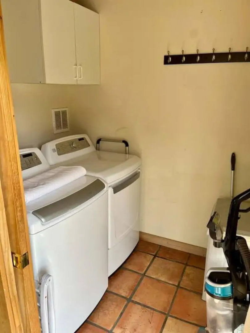 Pet Friendly Downtown Green Cabin Haven