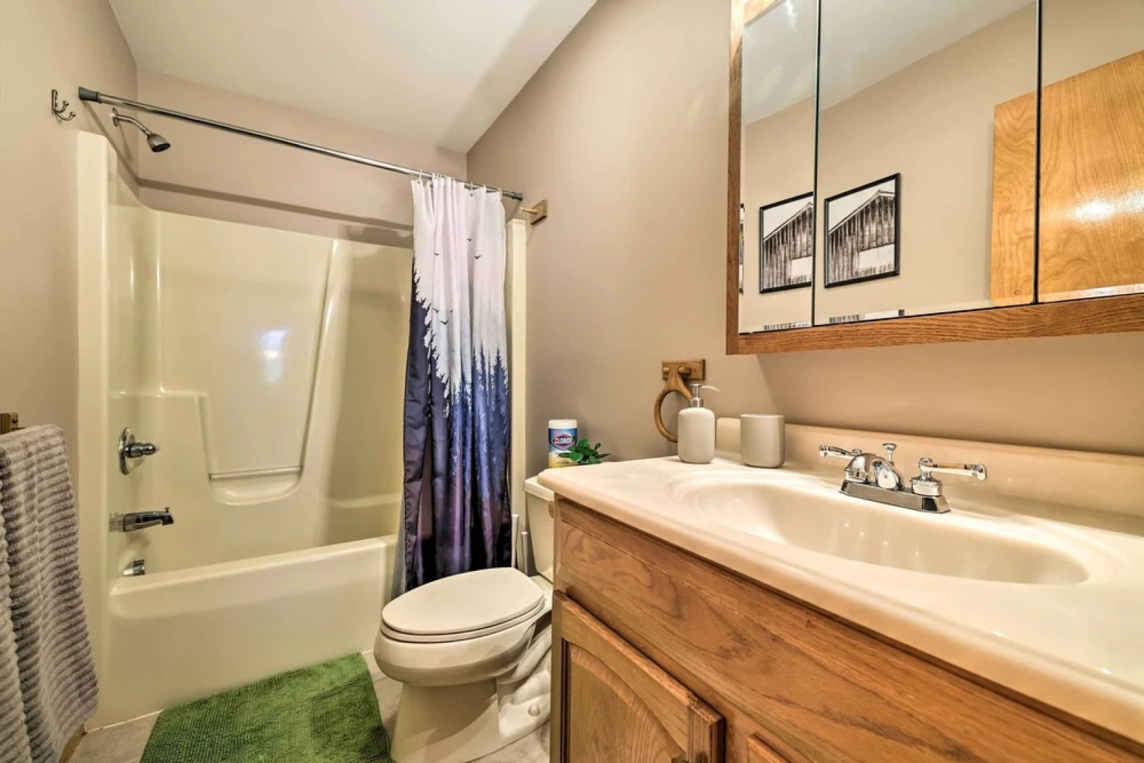 Hot Tub, Lake Access: Spacious Poconos Getaway!