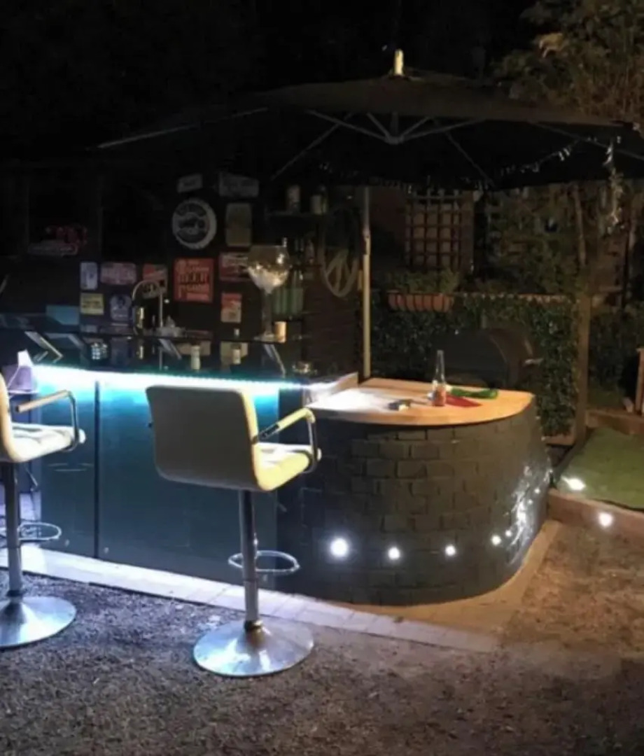 Beautiful 1-bed Secluded Cabin, With bar & Fire