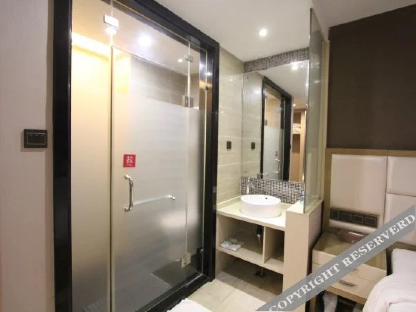 Maoming Zhanquan Hotel (People's Square High-speed Railway Station)