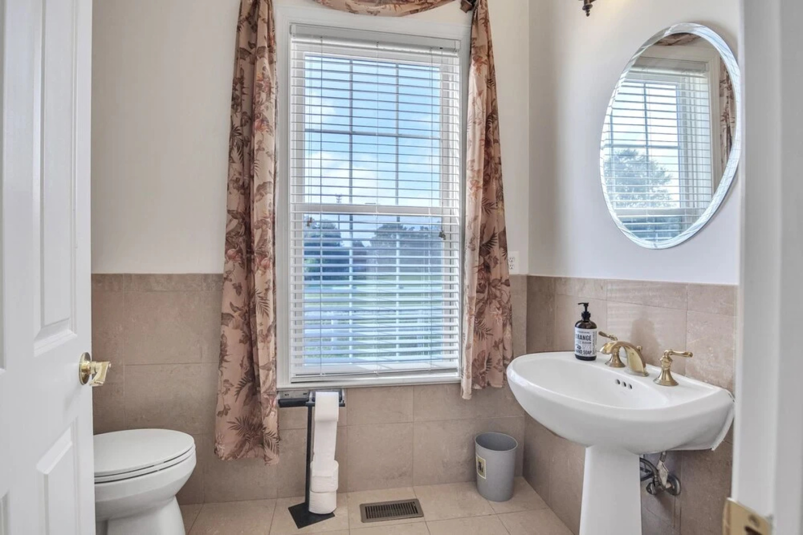 Bull Run Estate: Luxury Retreat W/ Scenic Views 6 Bedroom Home by RedAwning