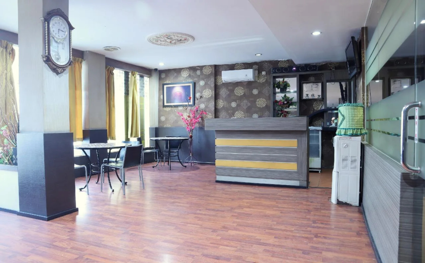 OYO 542 Majestiq Hotel