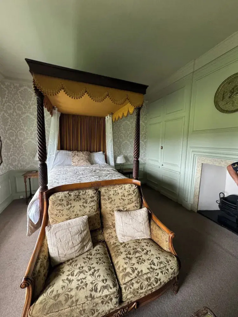 The Rowley Manor Hotel