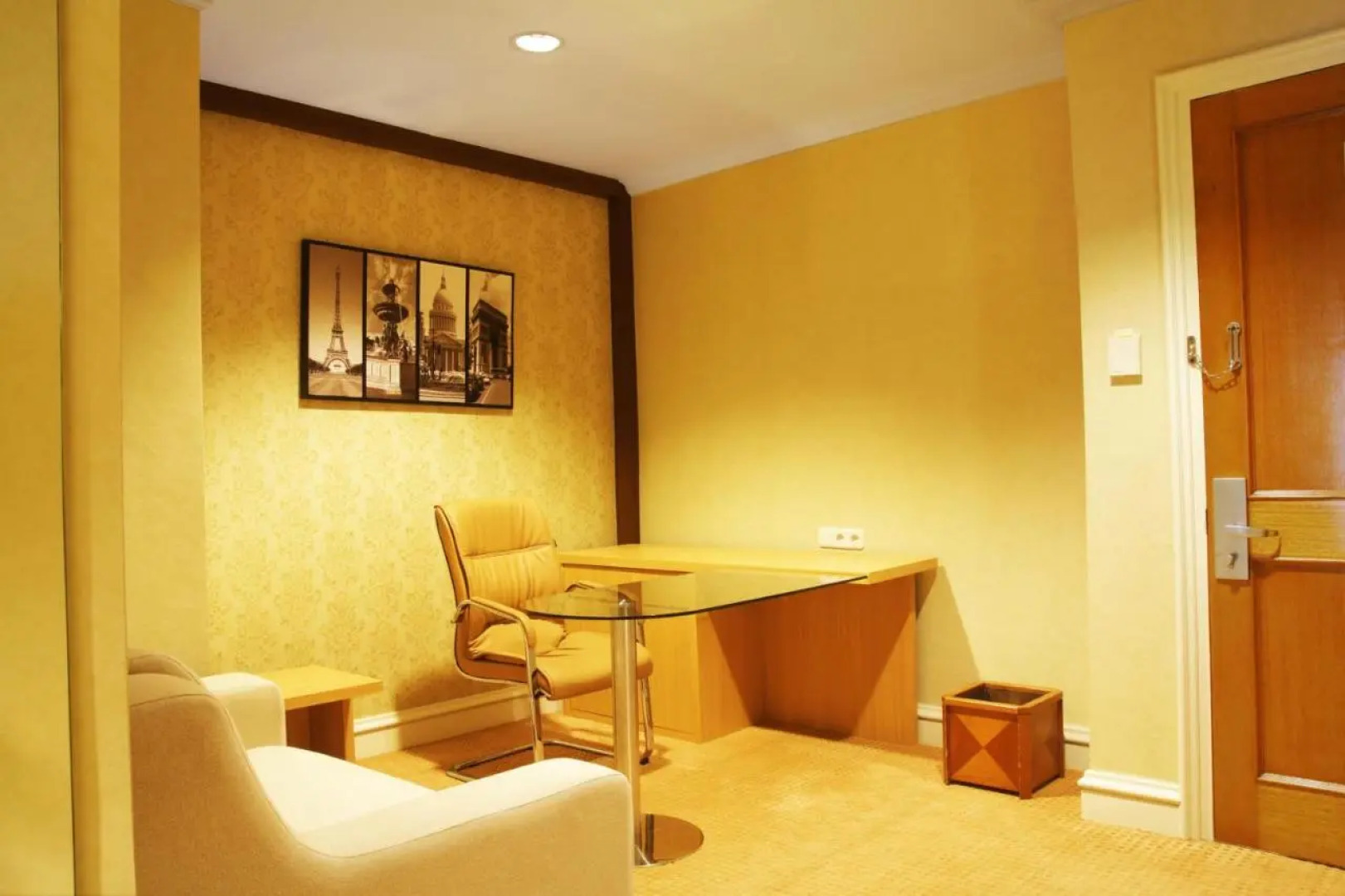 Surabaya Suites Hotel Powered by Archipelago