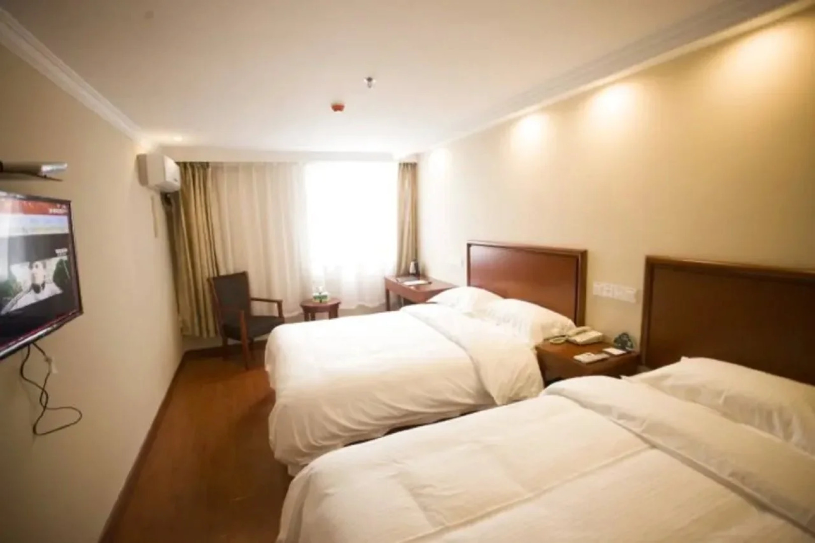 GreenTree Inn JiangSu ZhenJiang DingMao Industrial Park WoDe Square Express Hotel