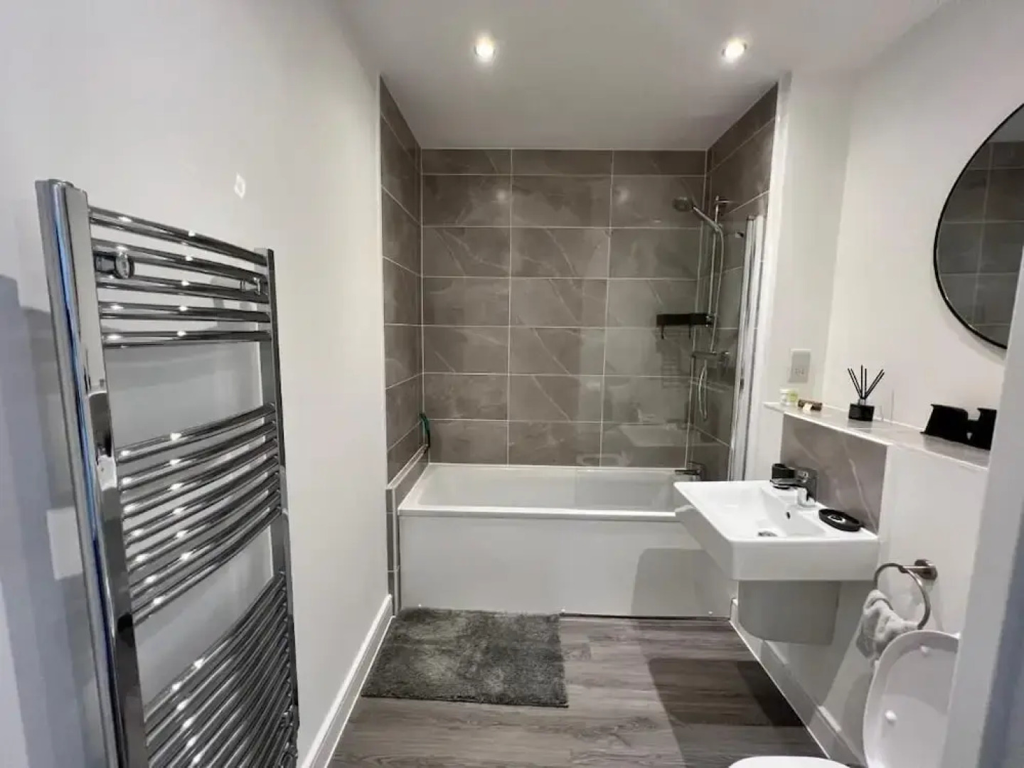 Modern 2 Bedroom Apartment