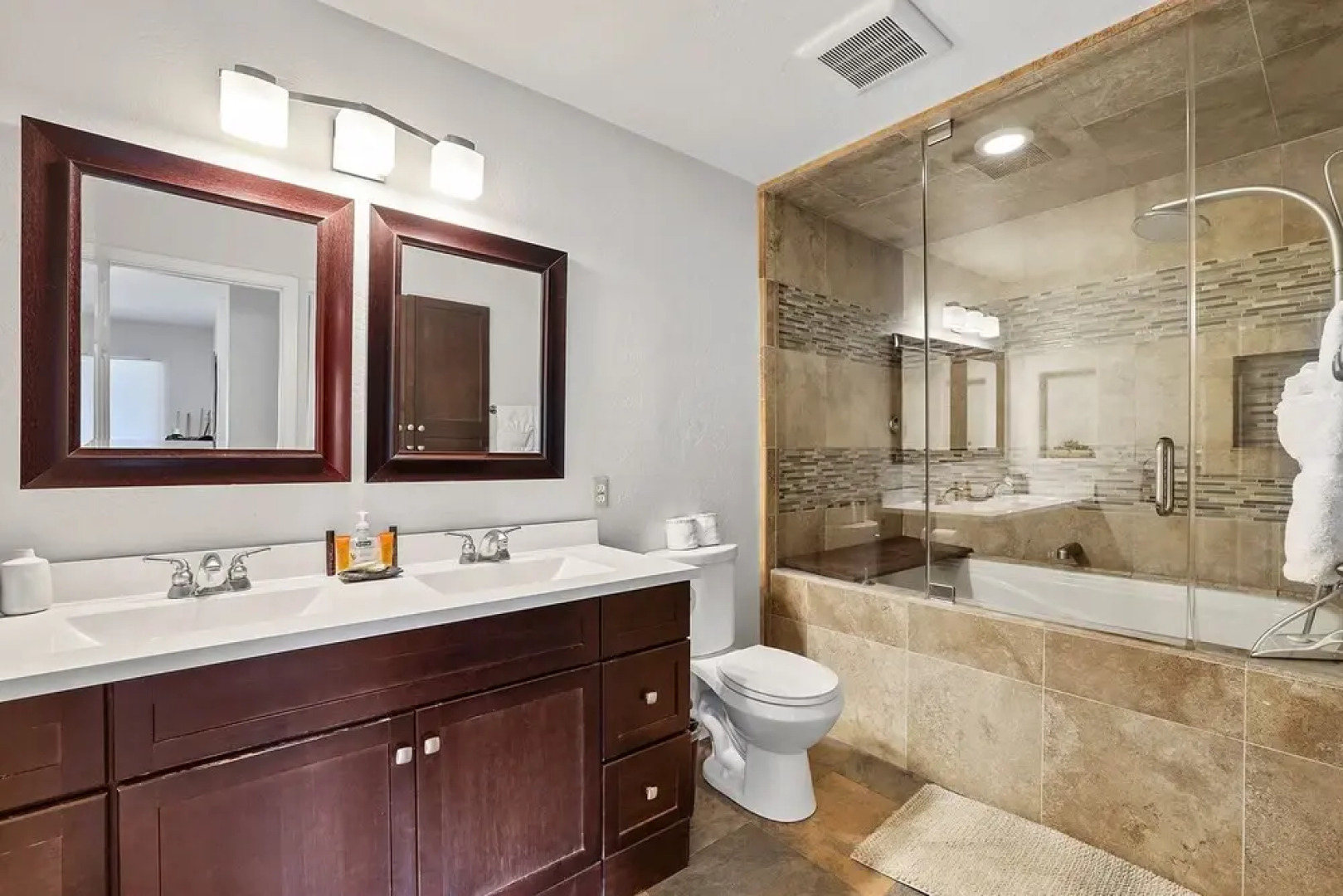 Hall Court Manor - Hot Tub, Pet Friendly, Pool Table!