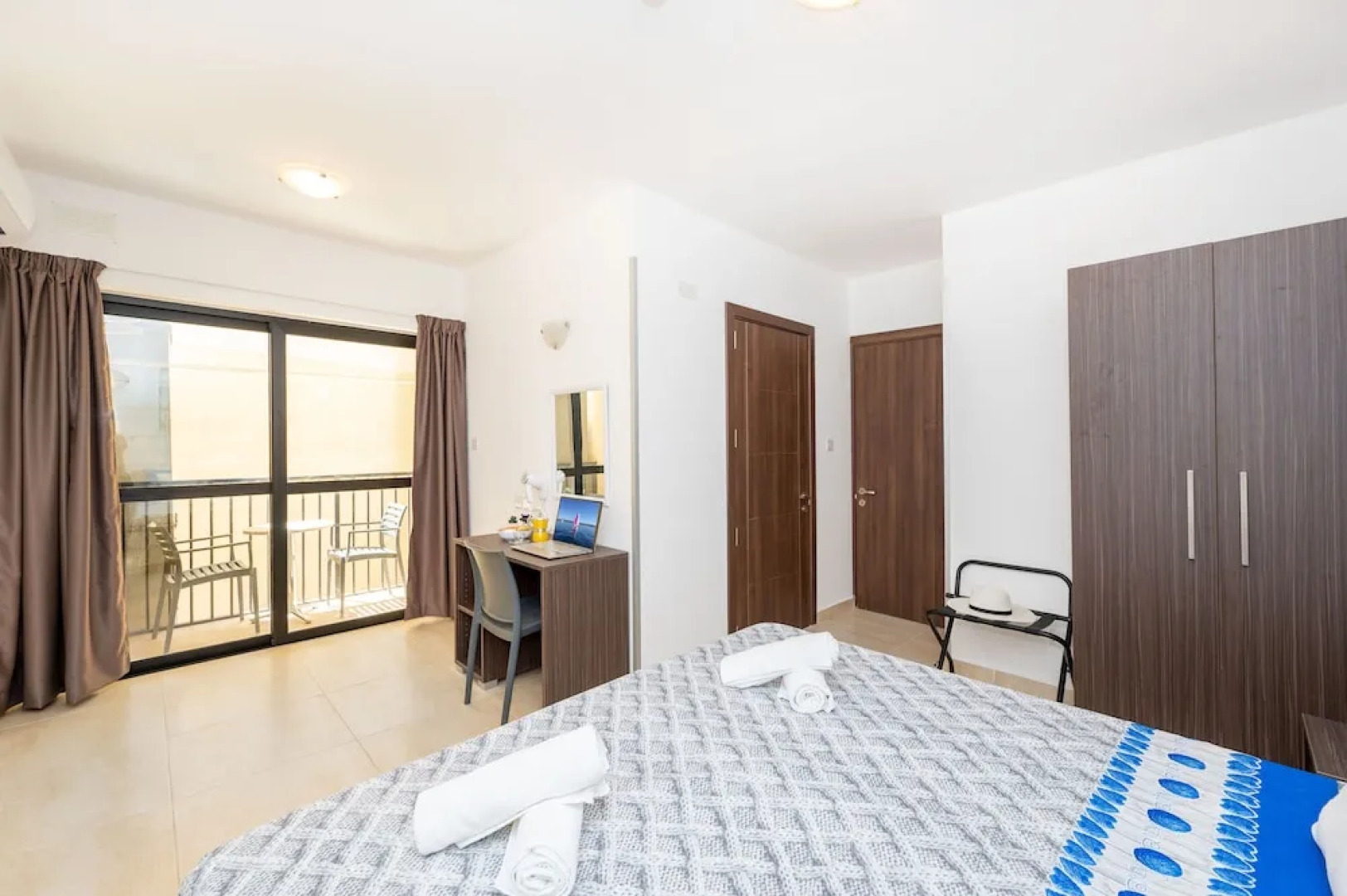 Islet Seafront Family Apartment