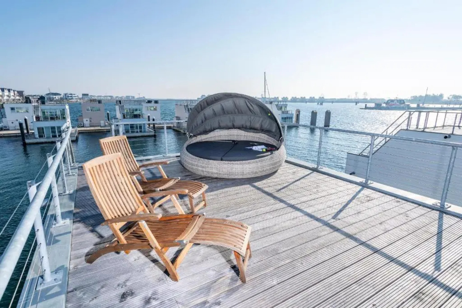 Schwimmendes Haus 10 Grad Ost