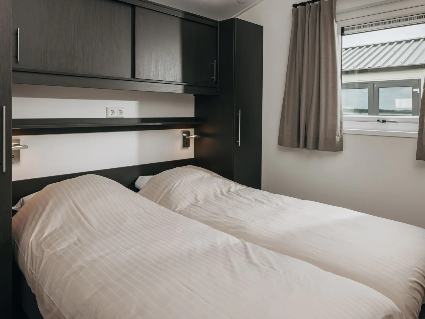 Cozy chalet with ac and sloop, situated in a holiday park in beautiful Giethoorn