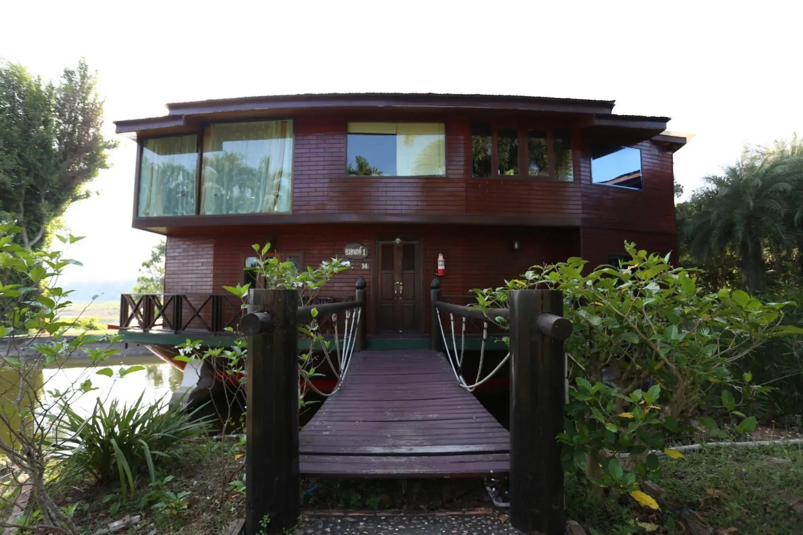 Kaengkrachan Boathouse Paradise Resort