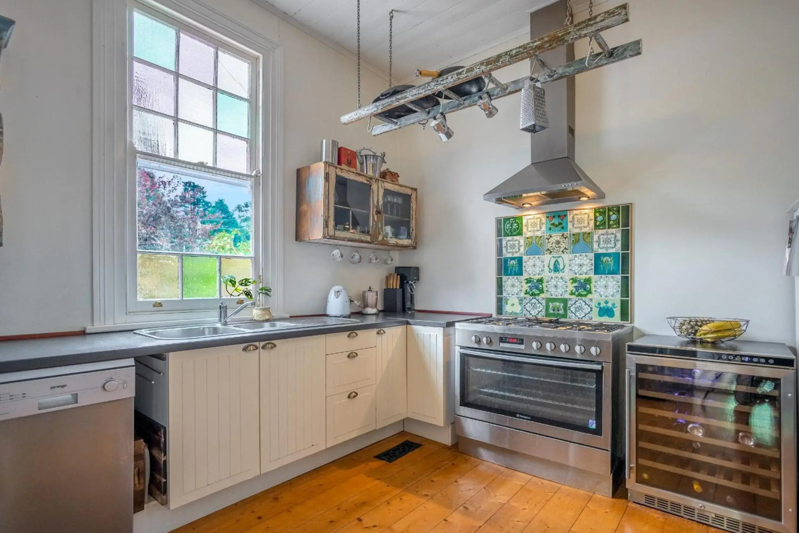 Pet friendly mountain cottage with indoor fireplace