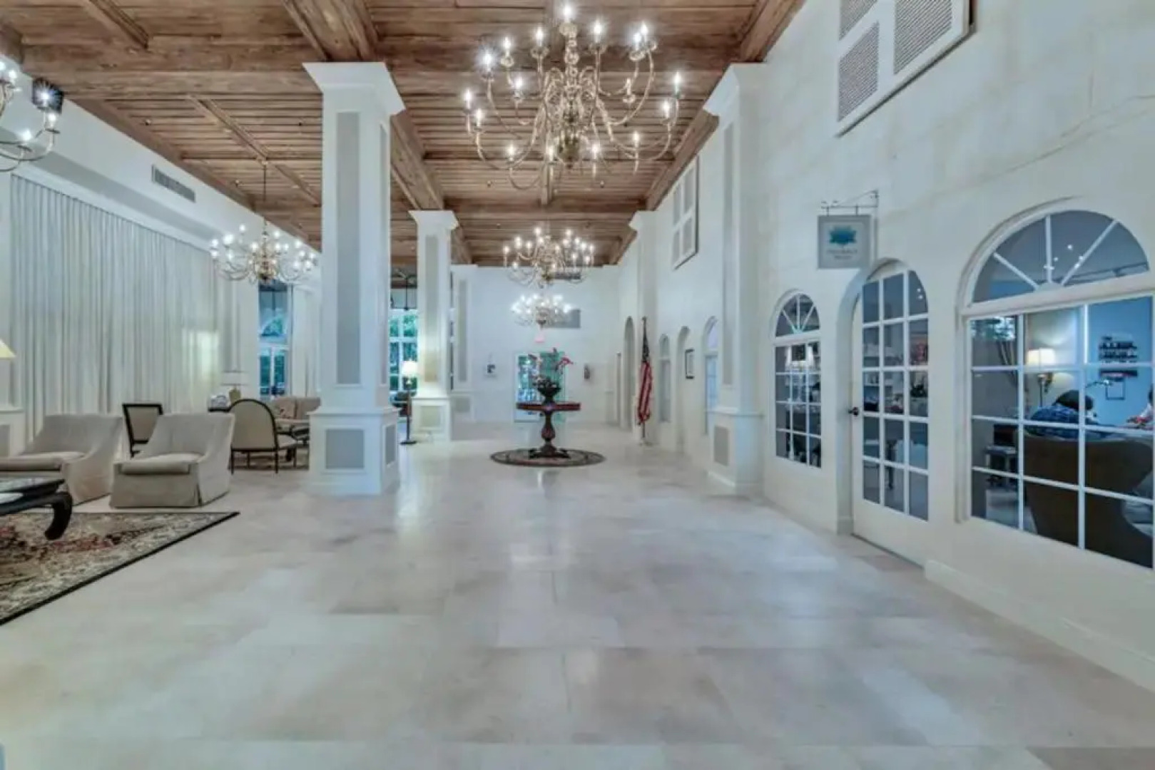 Tropical Beach Condo - Pool, Parking, 86" TV, WiFi