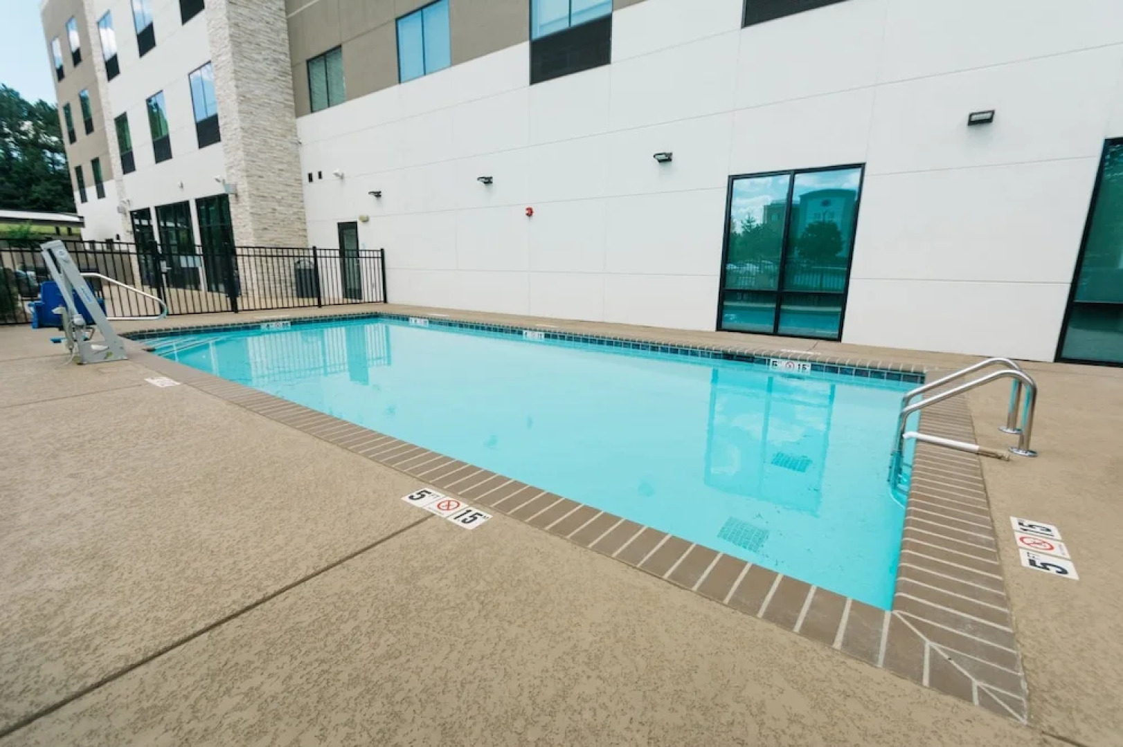 Holiday Inn Express and Suites Birmingham - Homewood, an IHG