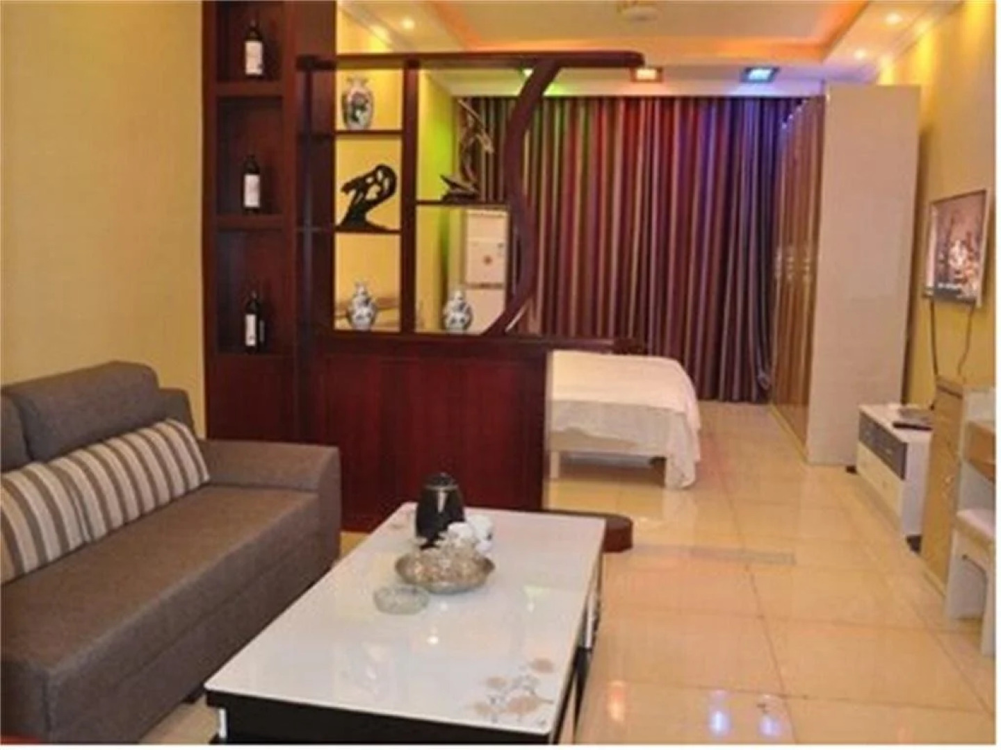 Anxian zhaozhuang Luofushan Huacheng Hotel