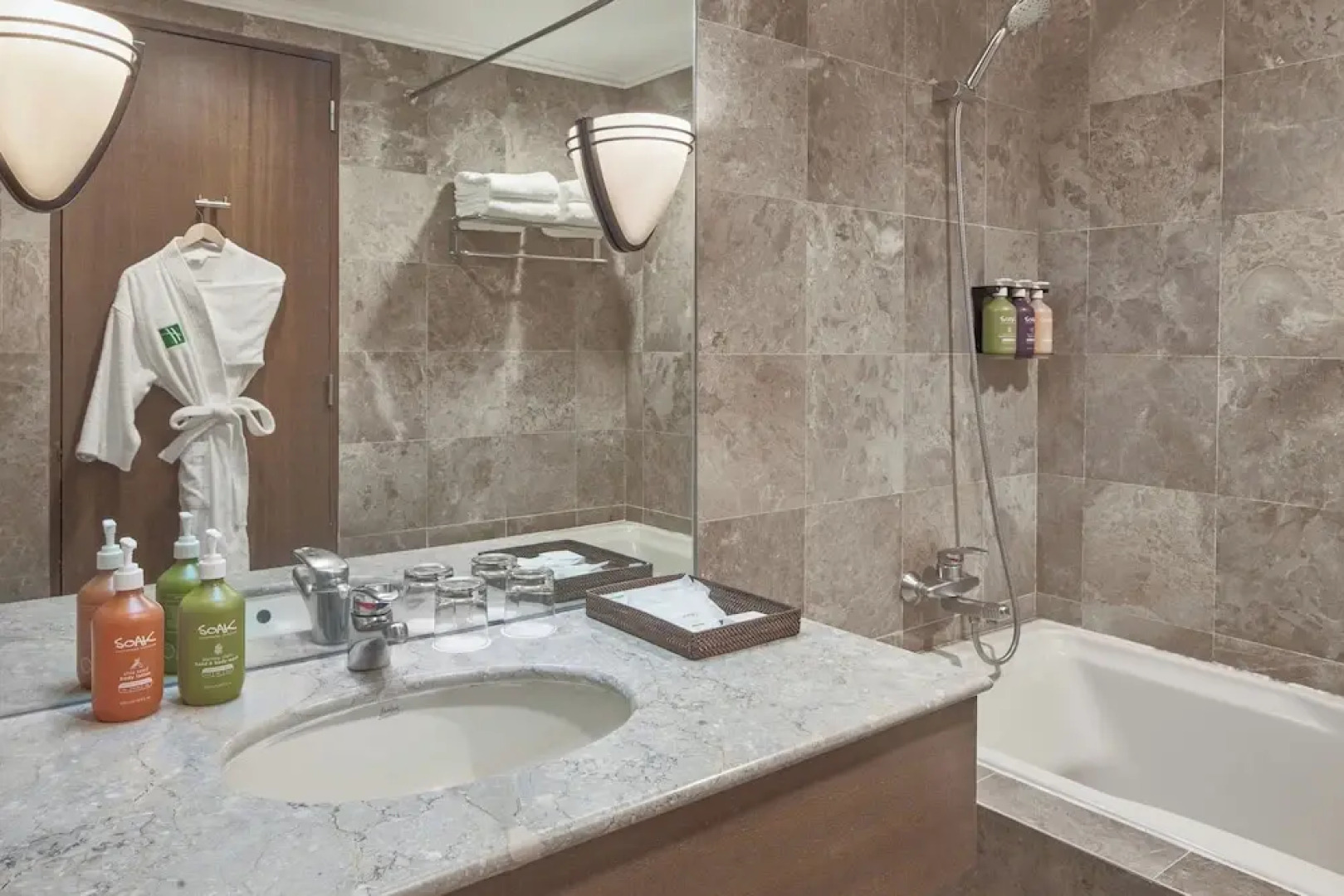 Holiday Inn & Suites Batangas Limapark