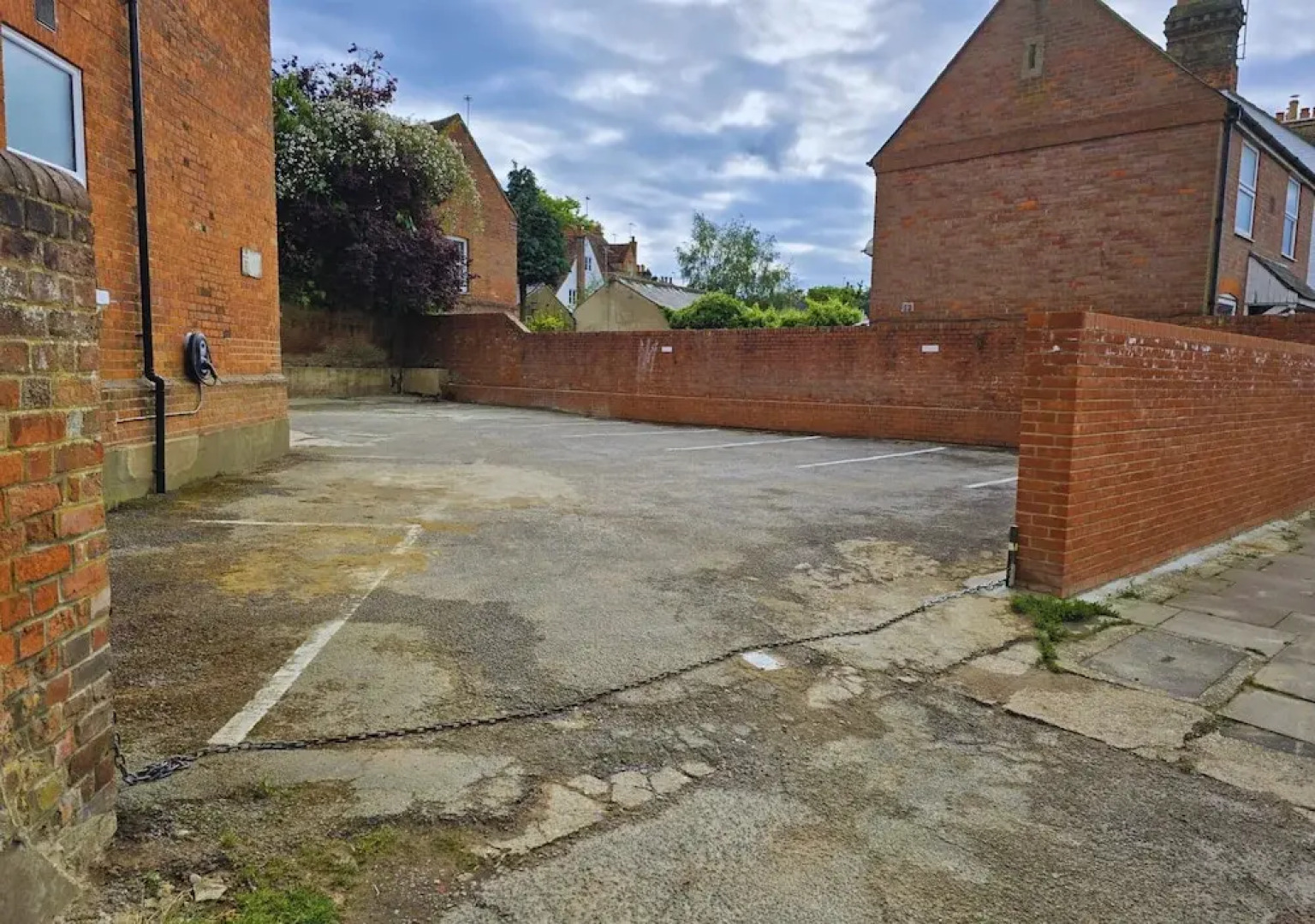 PRIVATE ROOMs In TOWN CENTRE FREE PARKING WIFI AND PATIO WITH AA STAY LTD