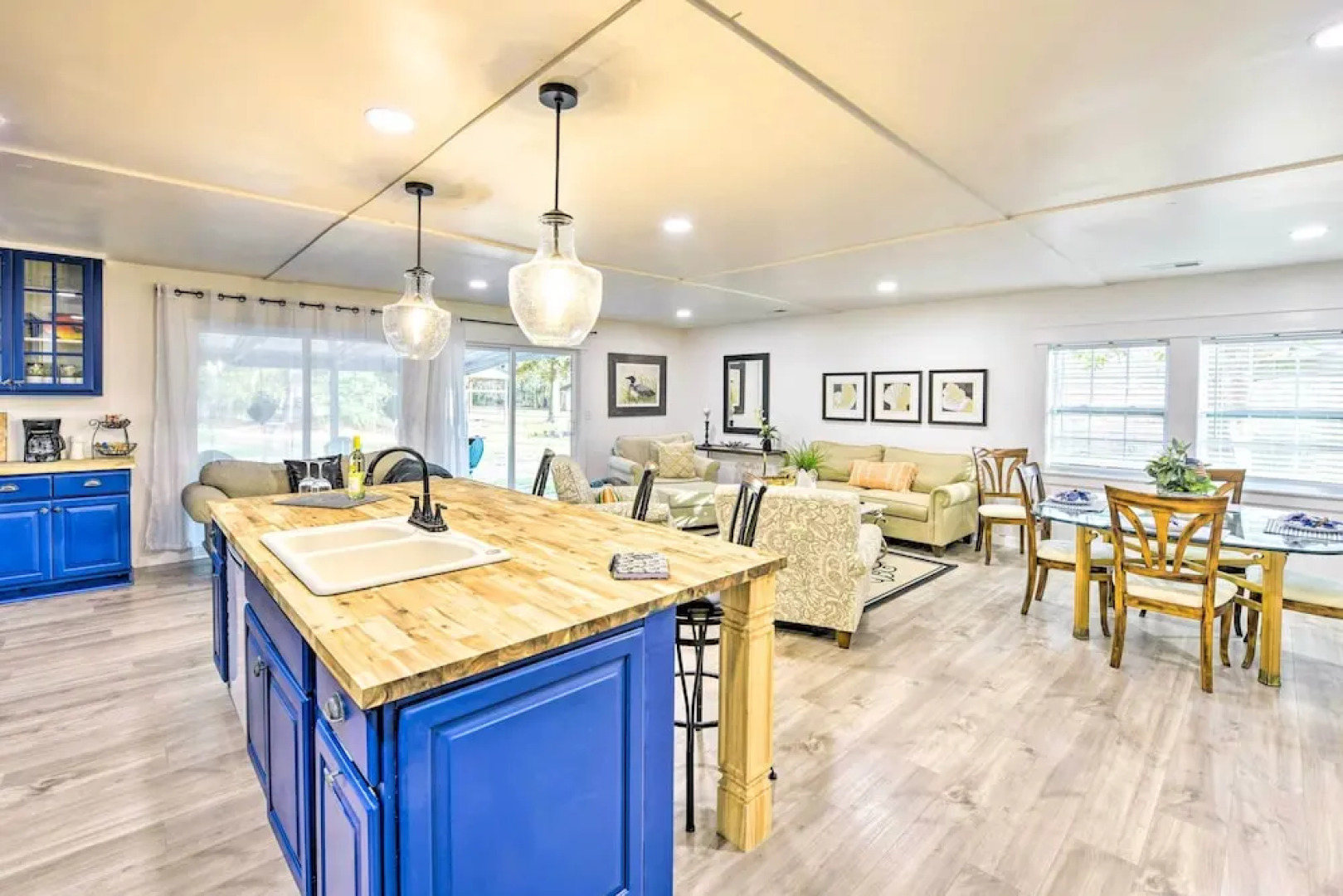 Bright Beaufort Home w/ Porch & Fire Pit!