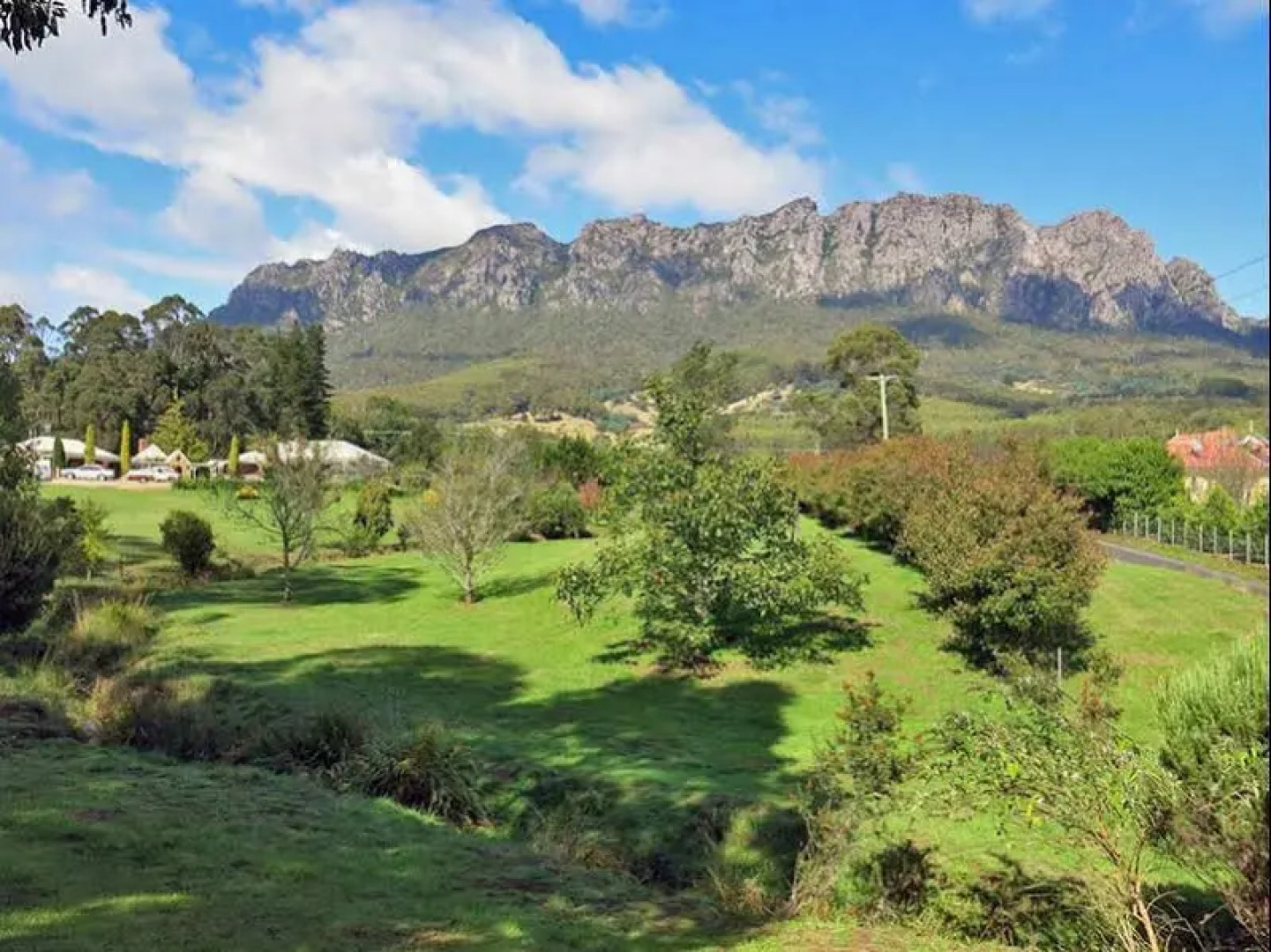 Mount Roland Country Lodge