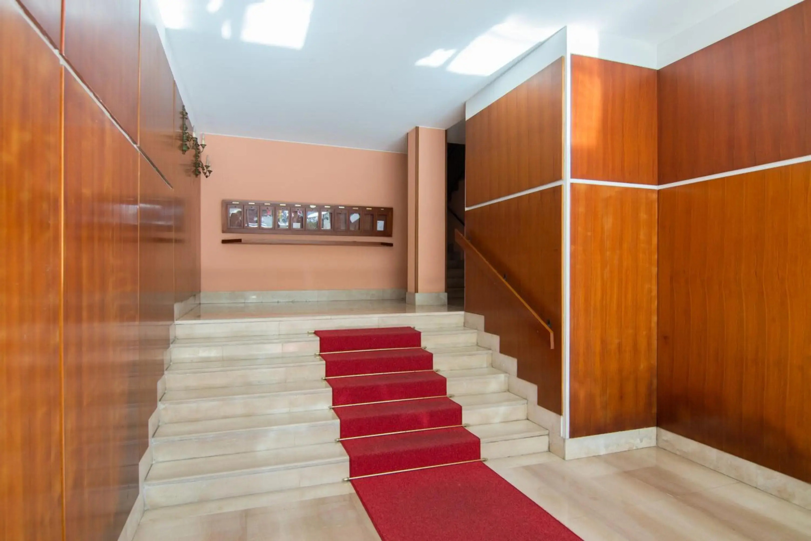 Silky House with Private Parking