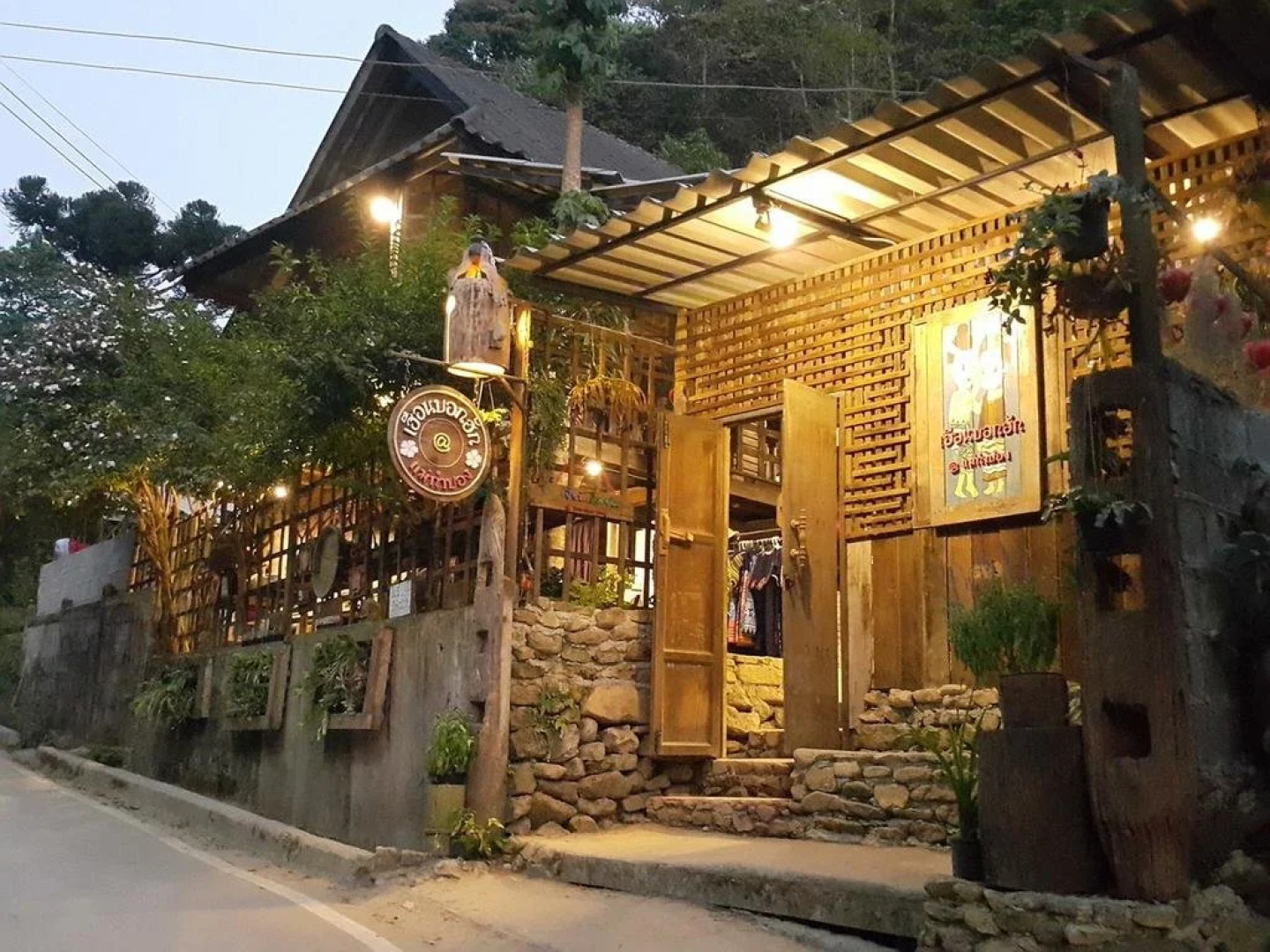 清迈湄康蓬胡安伯格哈格酒店(Maekampong Huean Bog Hug Chiangmai)
