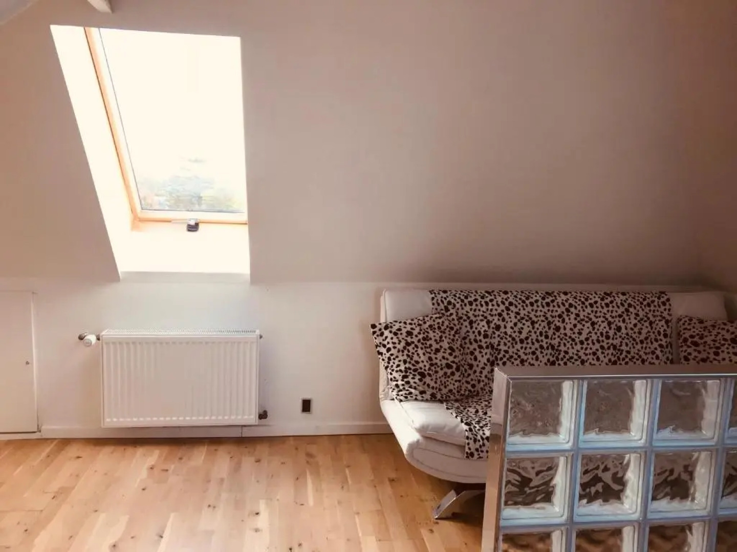 Centralt i Gentofte i 2 plan, ved S-Tog og busser