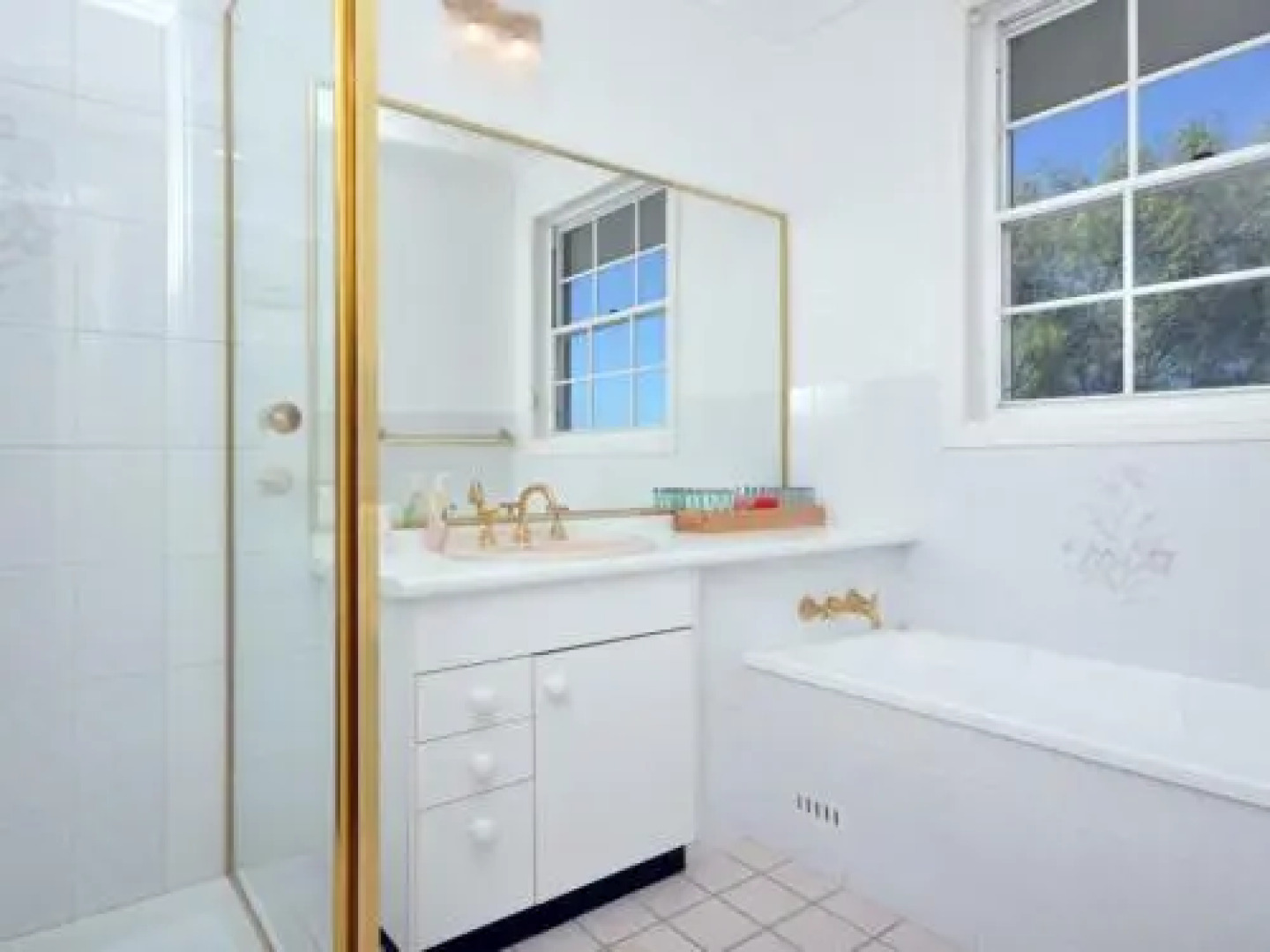 Beggars Bridge Vineyard Homestead w/ pool + wifi + tennis + vineyard