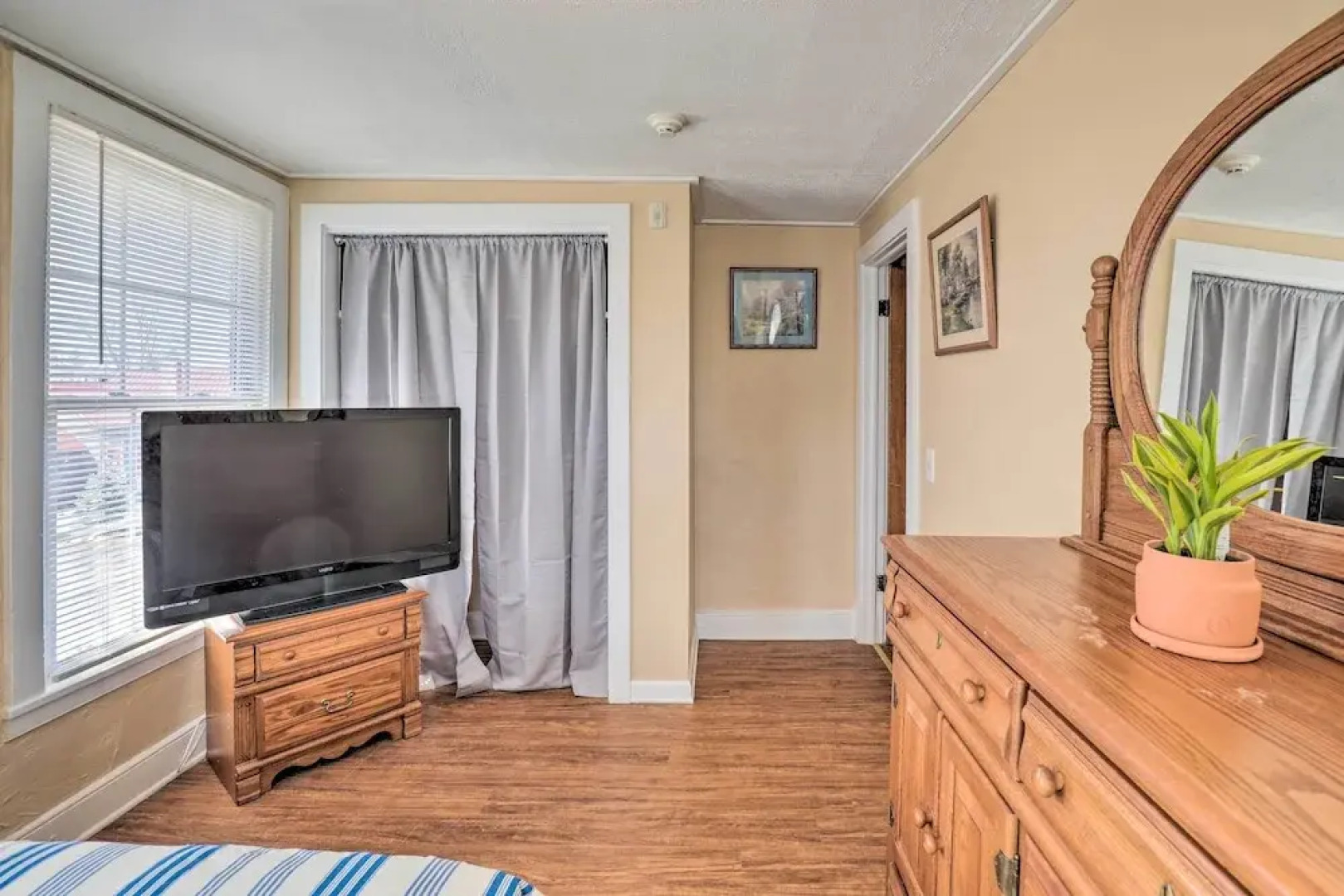 Downtown Canandaigua Apt: 1 Mi to Lake & Pier!