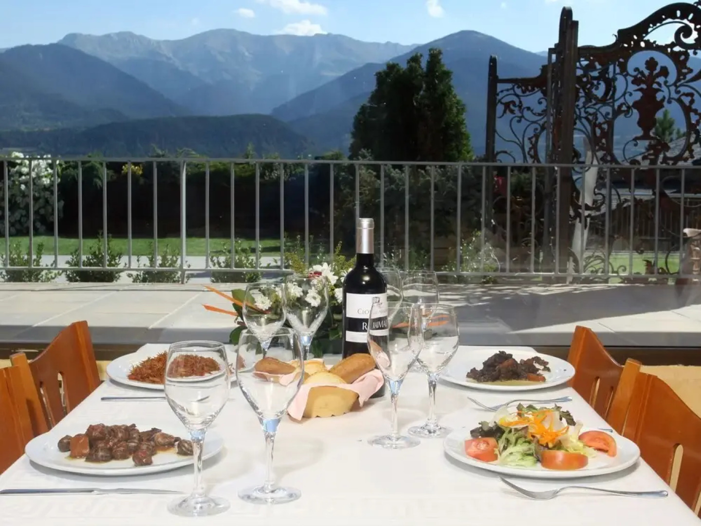 Scenic Bungalow With a Fireplace in the Middle of the Pyrenees