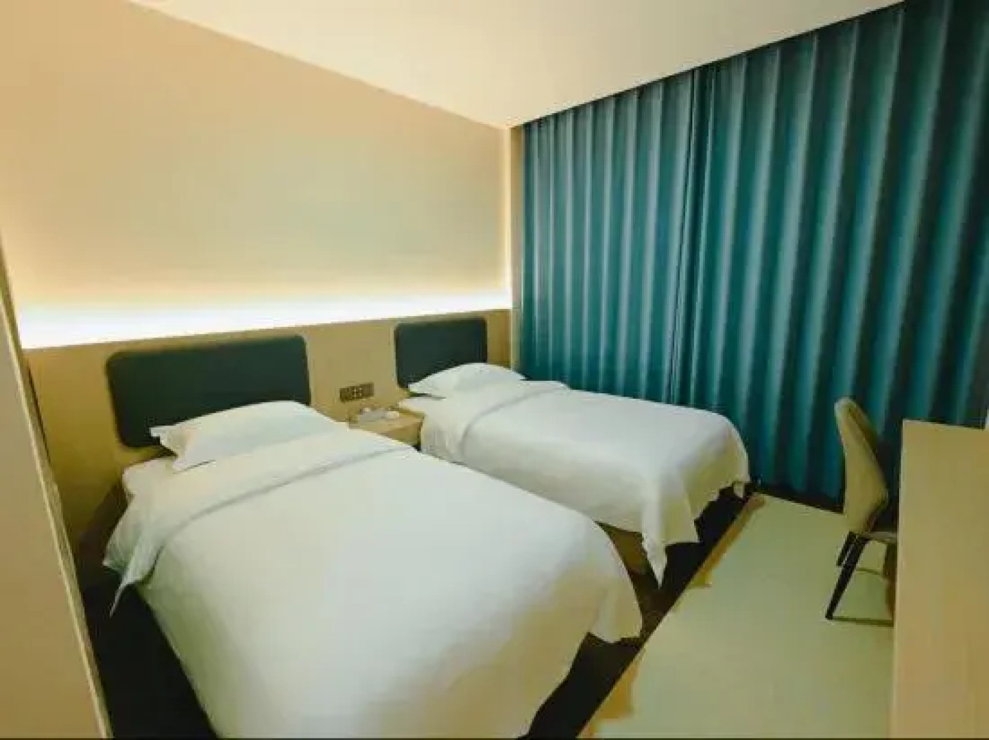 Jingtai 7-day Intelligent Hotel