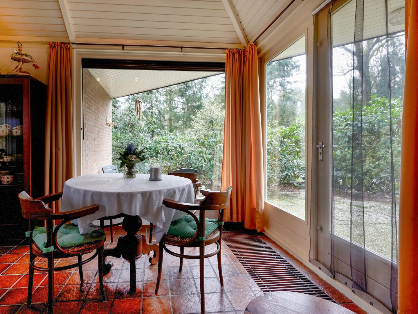 Garden-view Bungalow in Baarle-Nassau with Pool