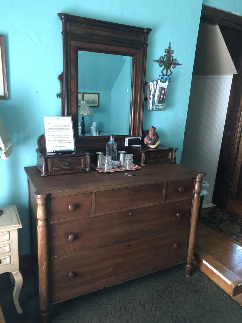 Downtown BnB King Bed Clawfoot Tub & Hot Tub