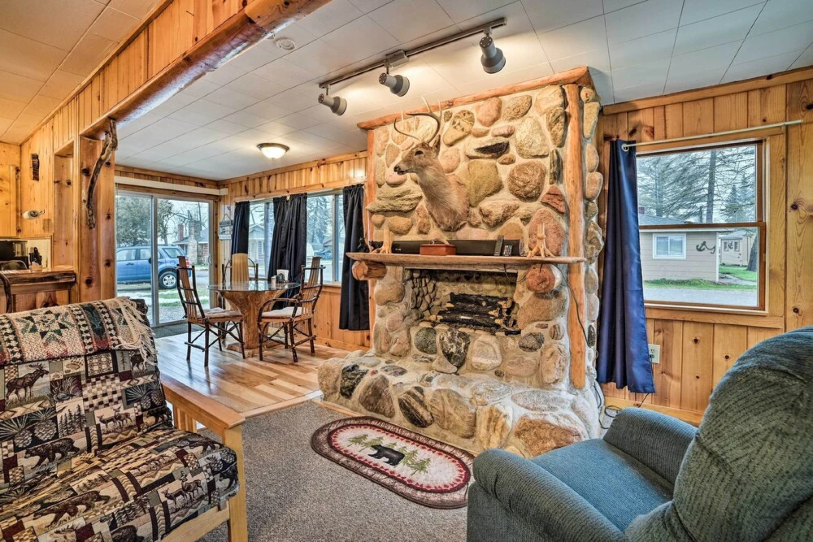 Cozy & Rustic Cottage With Houghton Lake Access!