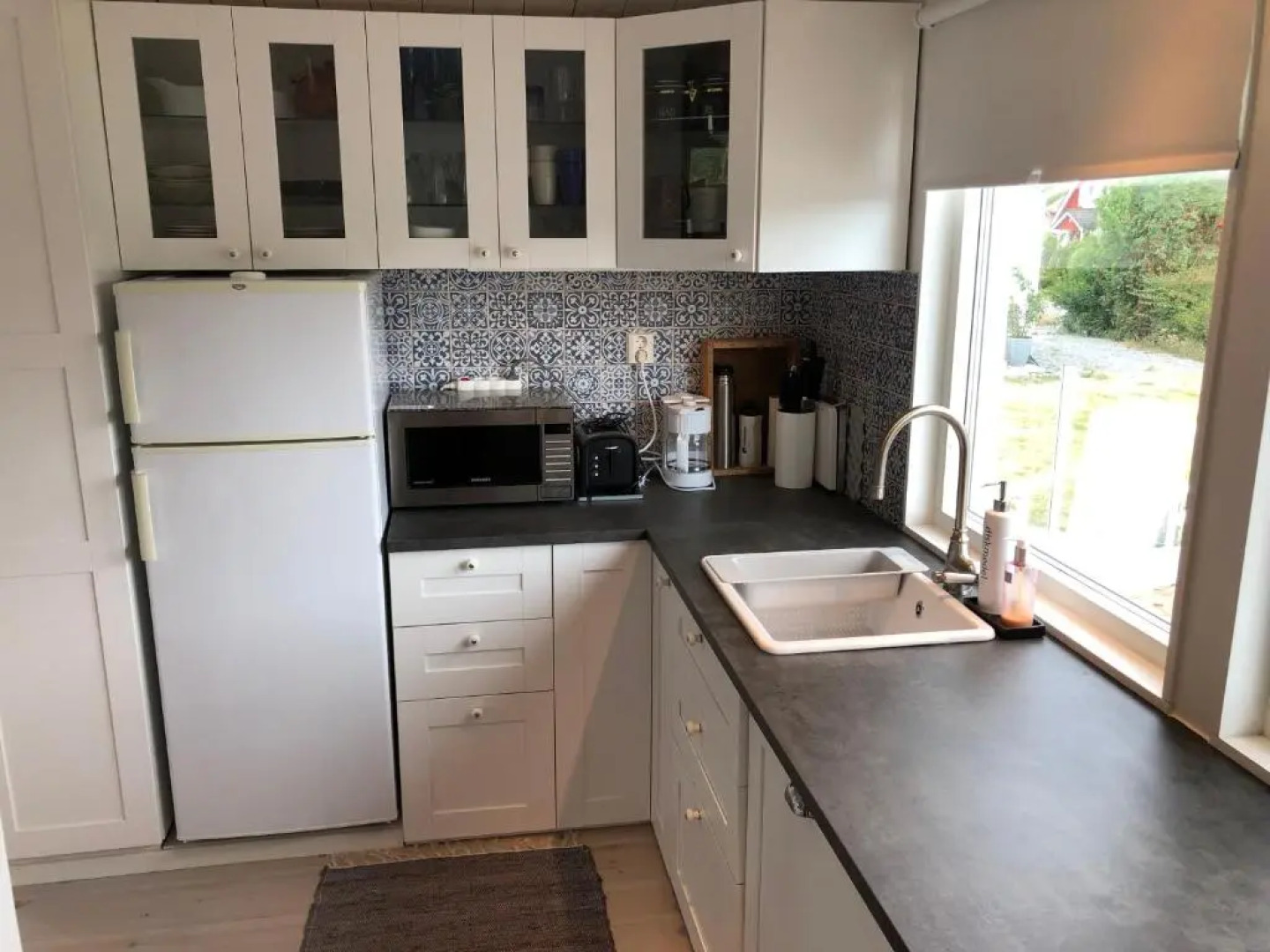 Två gästhus vid hav och strand