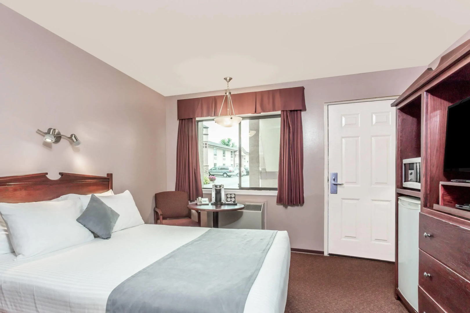 Super 8 by Wyndham Lake Country/Winfield Area