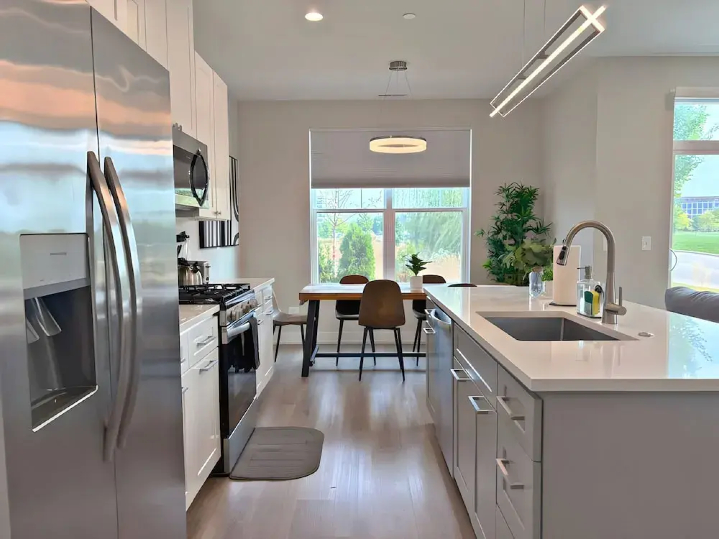 Modern 4BR with Parking - WV rep 4