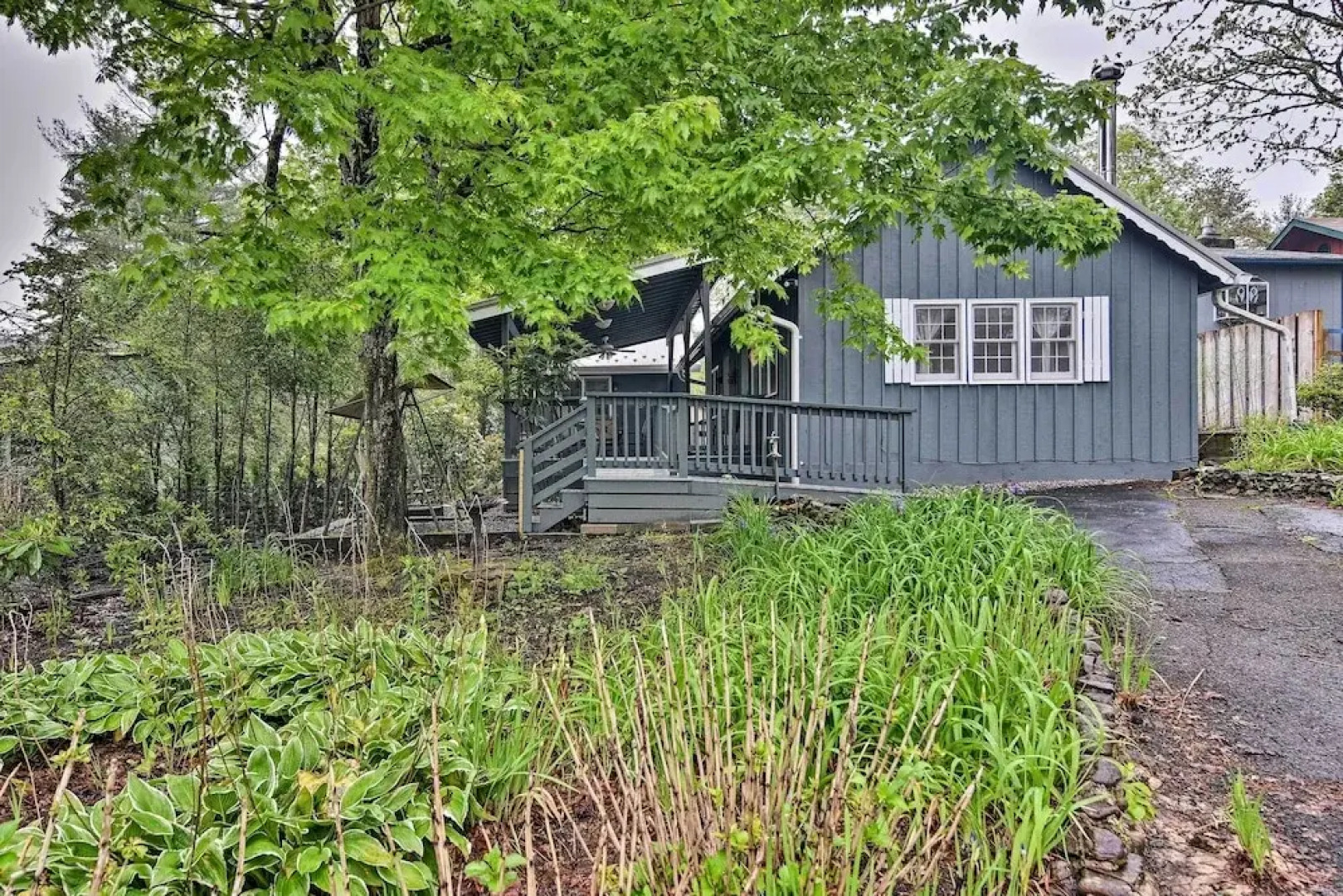 6 Mi to Grandfather Mountain Park: Cottage w/ Deck