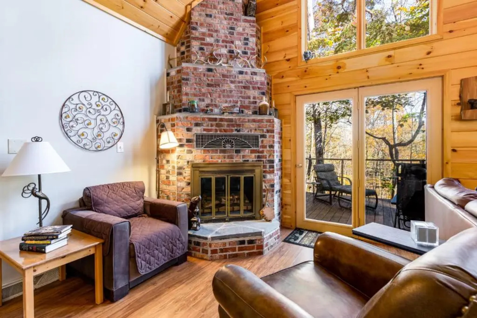 Private Creek, Hot Tub, Huge Deck at Chalet Cabin