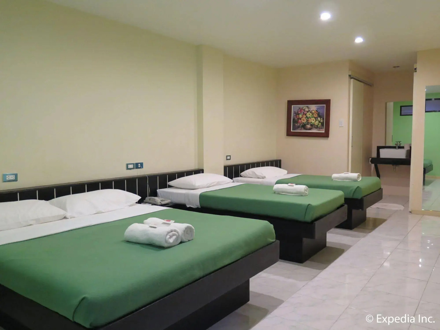 Royale House Hotel Davao powered by Cocotel