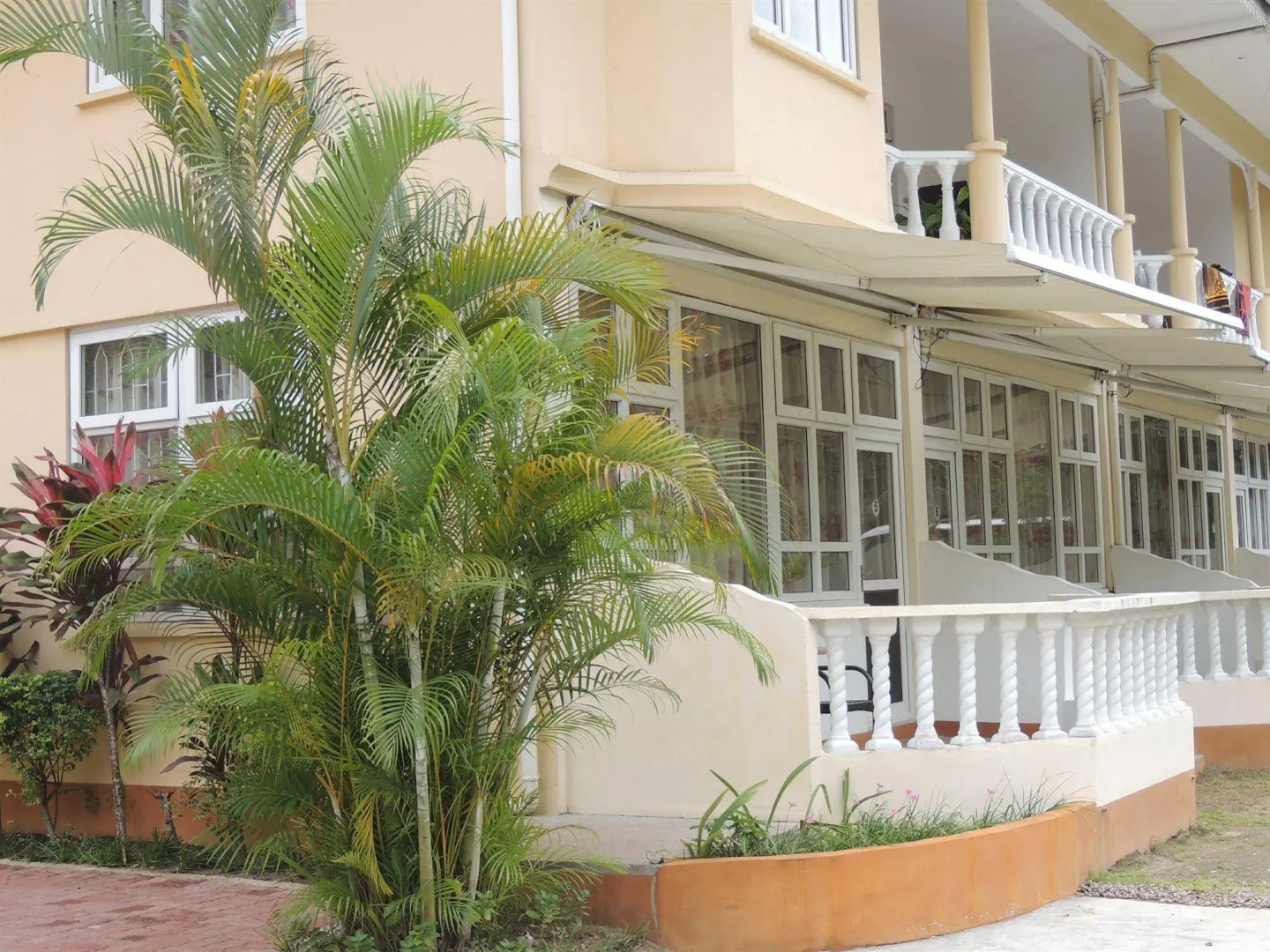 Reef Holiday Apartments