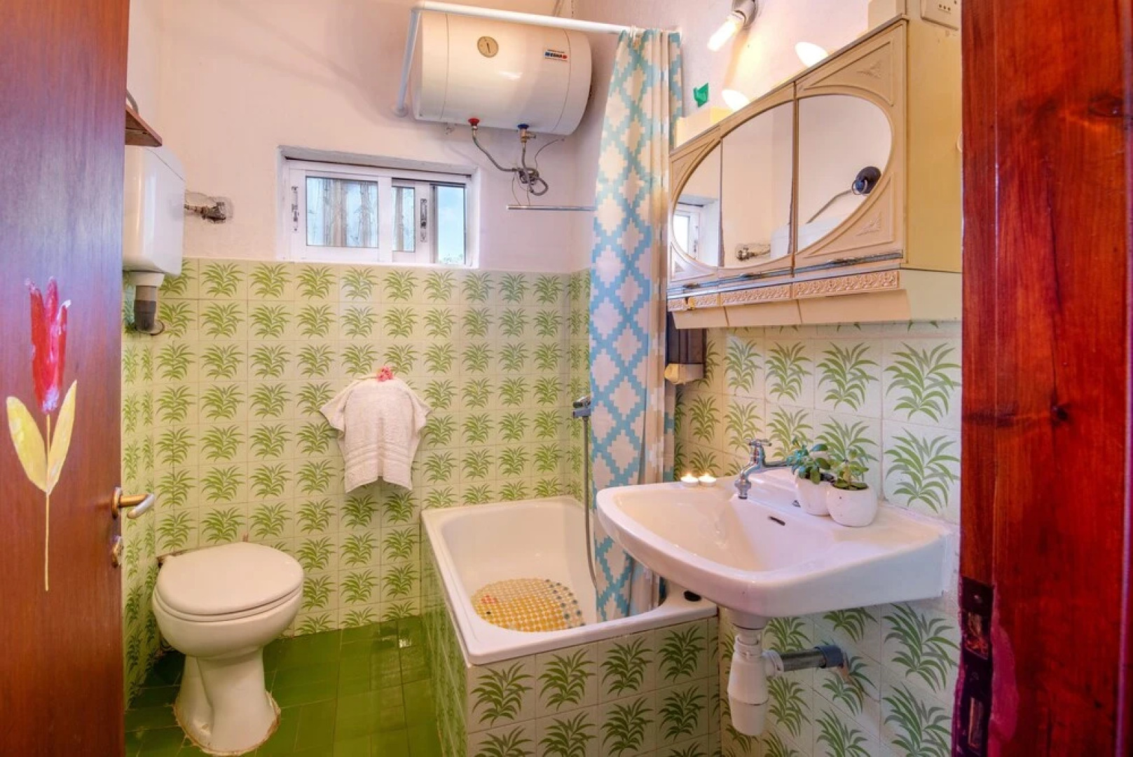 Sunset Traditional Cottage by Konnect