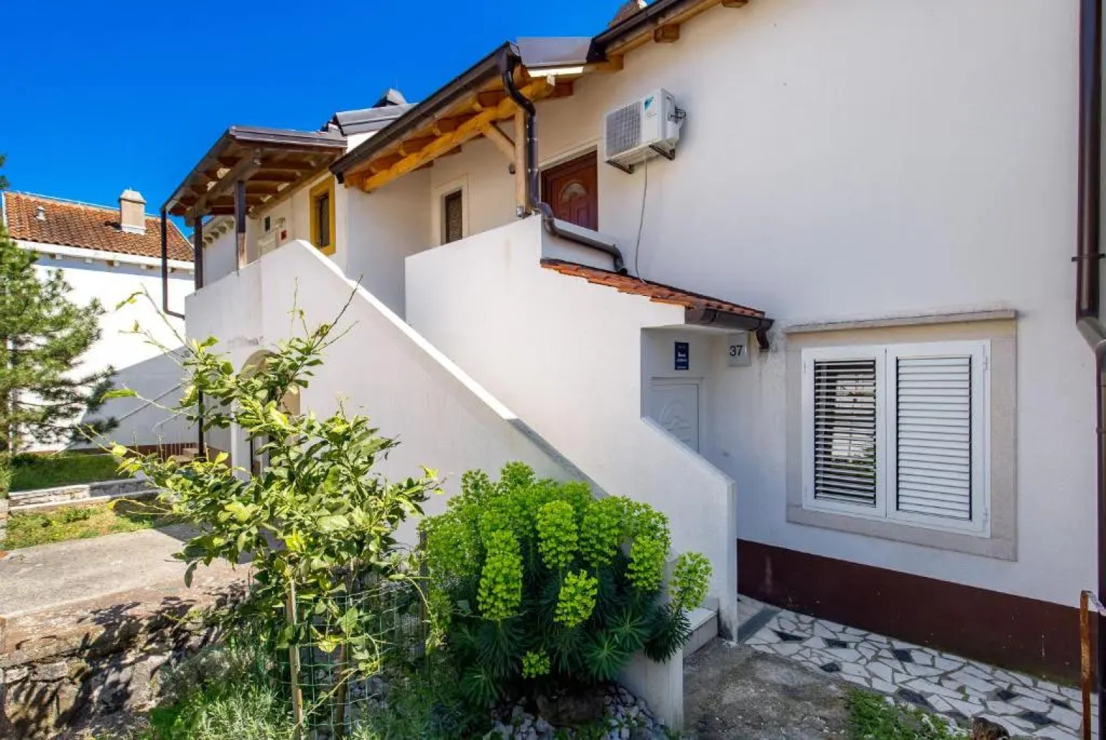 Apartment in pinewood near the sea