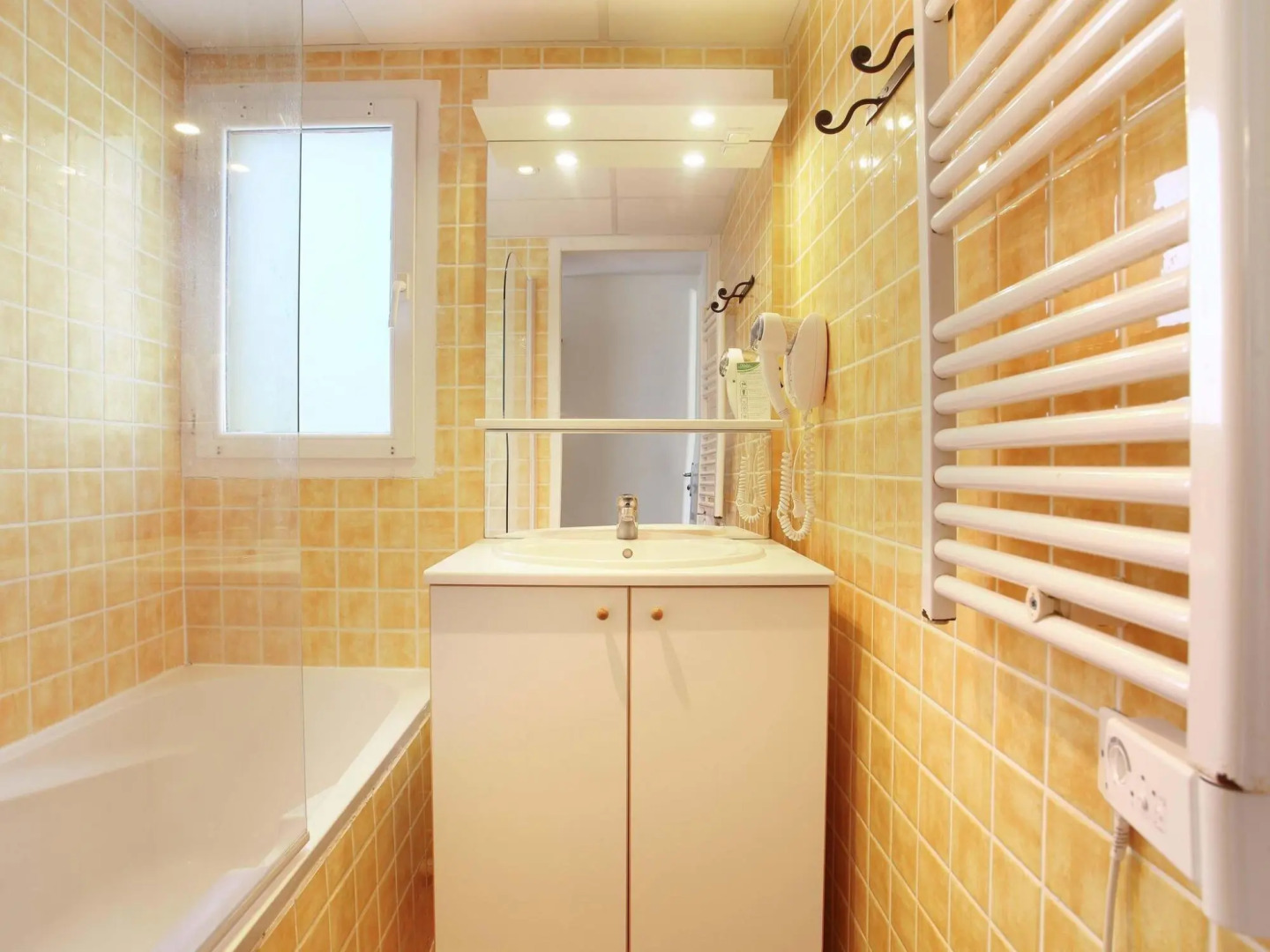 Apartment in Greoux-les-bains Near Lakes