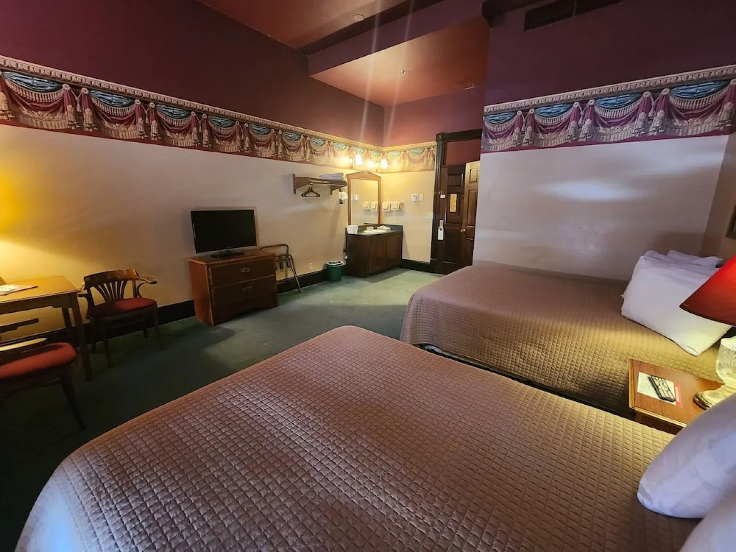 Historic Iron Horse Inn