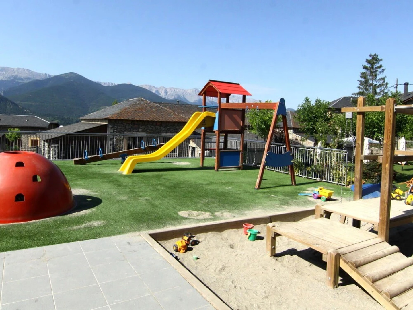 Scenic Bungalow With a Fireplace in the Middle of the Pyrenees