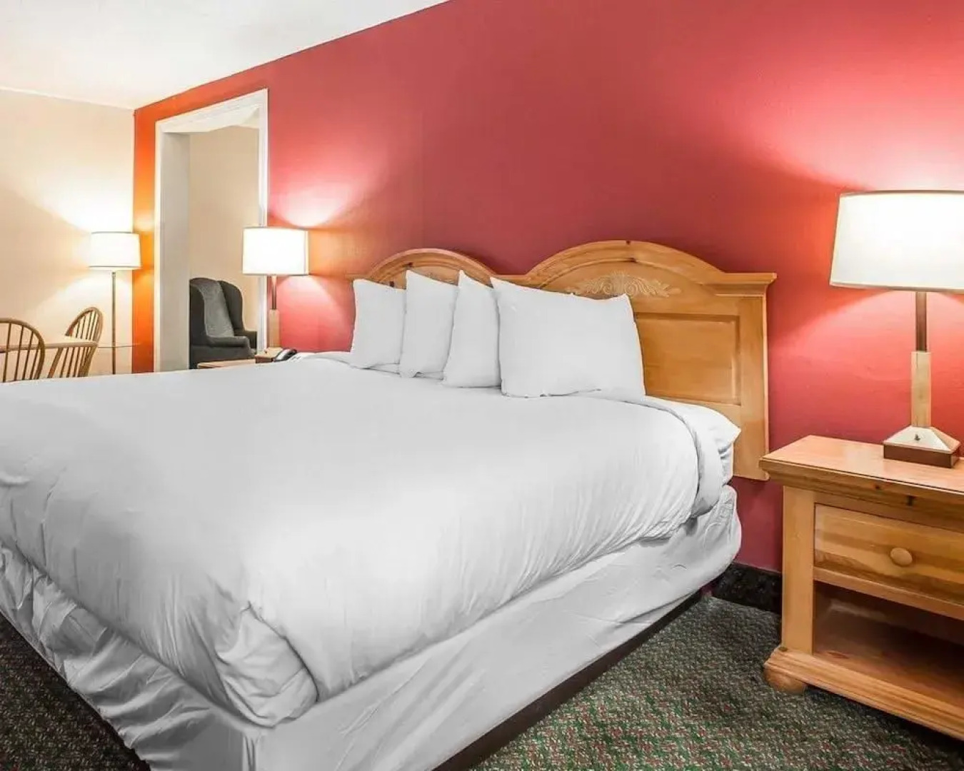 Econo Lodge Inn & Suites Outlet Village