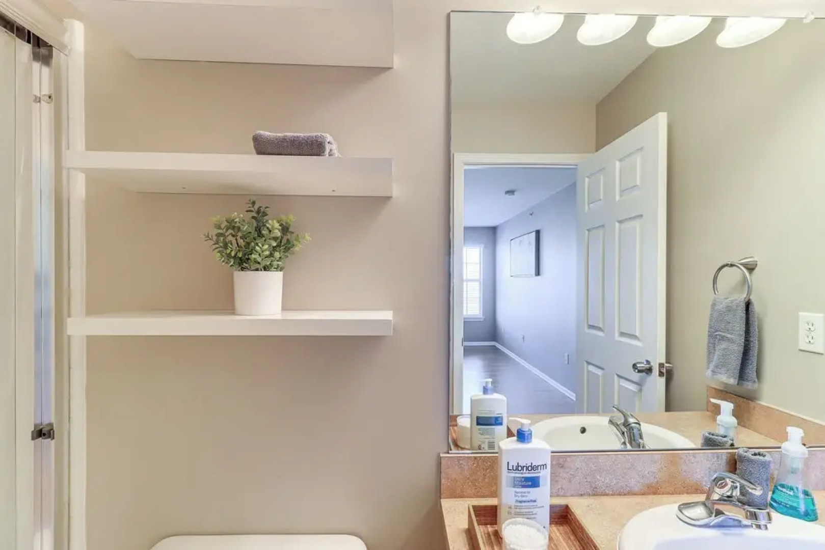 Michigan Townhome w/ Smart TV: 25 Mi to Detroit!