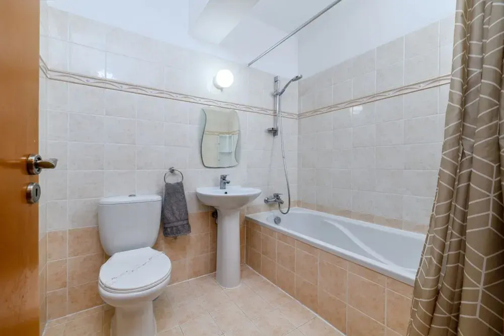 2 bed Apartment Overlooking Pool - Oroklini