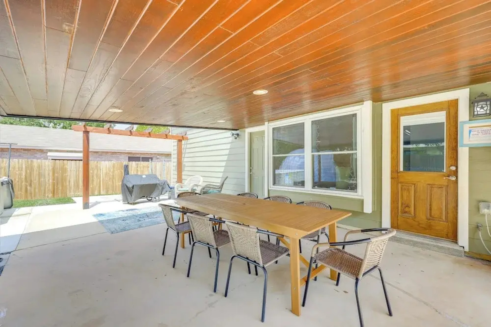 Hot Tub & Game Room: Spacious Live Oak Home!