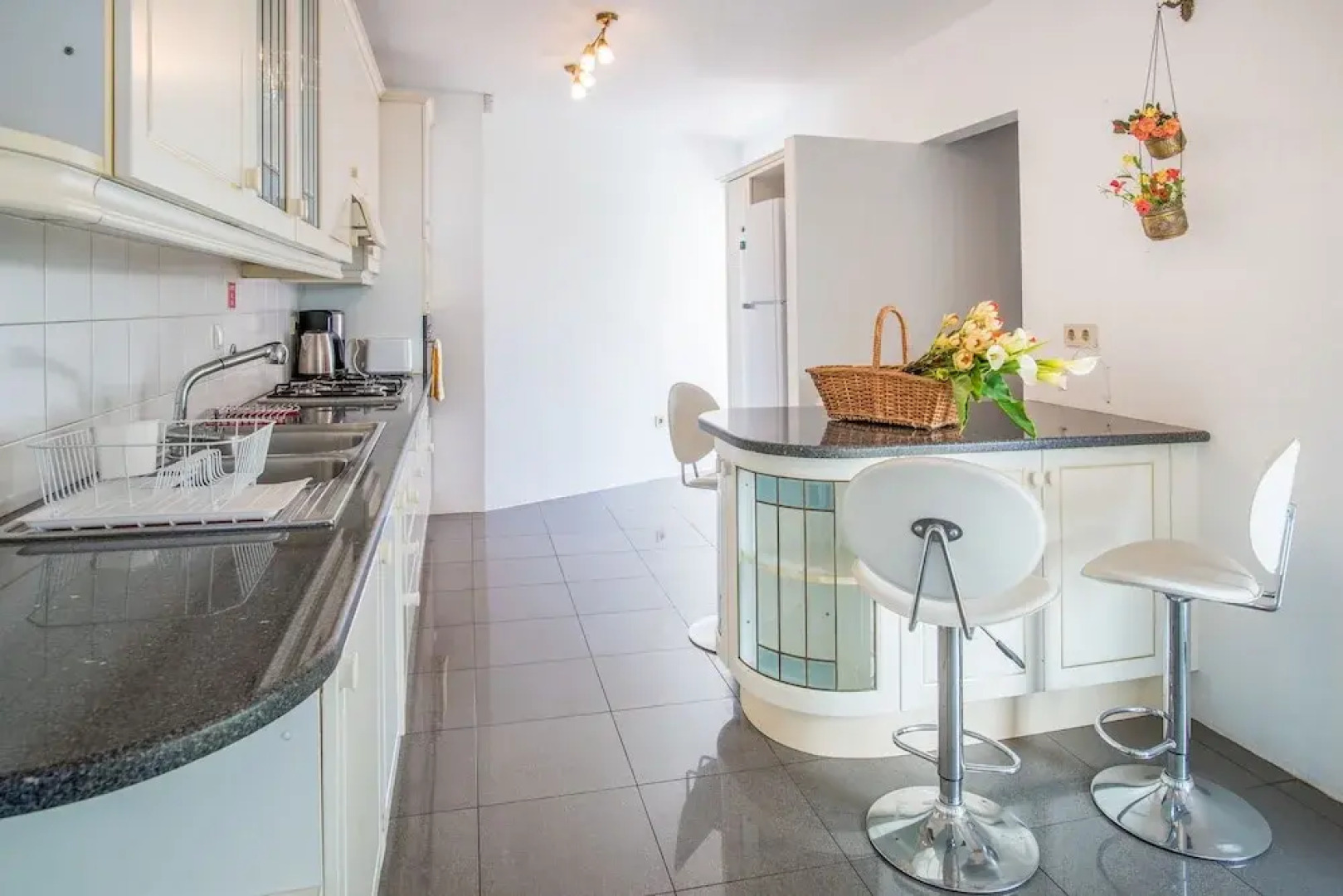 Vivenda da Esquina by MHM